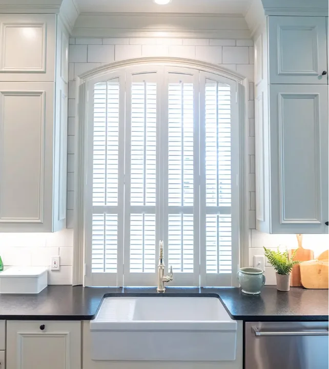 Interior-Movable-Louver-2.5-Louver-Eyebrow-Arch-4-Panel-Bi-Fold-White