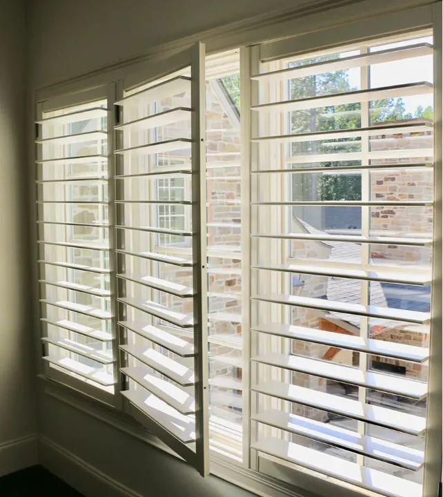 White-Louvered-interior-shutters-(Auburn-East-Lake)-7