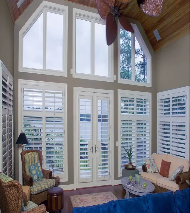 plantation.interior.door.white.livingroom
