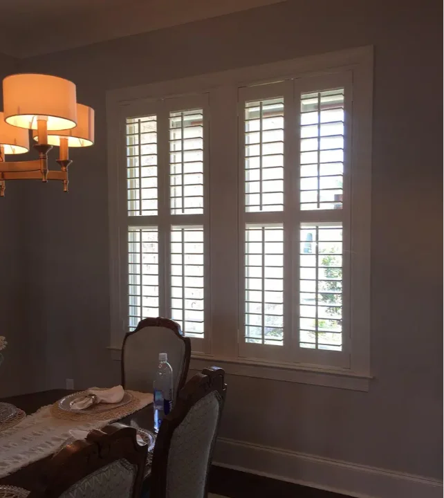 plantation.interior.white.dining.window