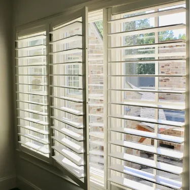 White-Louvered-interior-shutters-(Auburn-East-Lake)-7